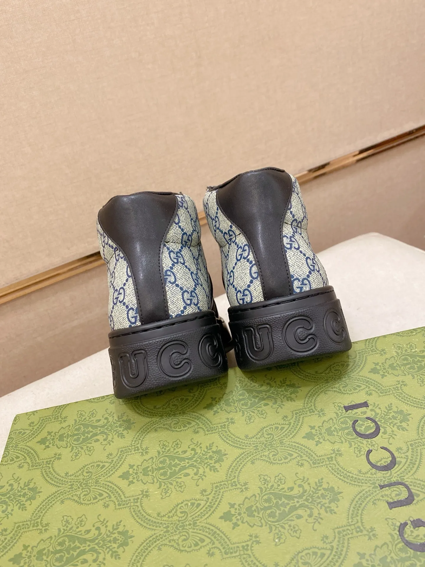 Factory price: 442💰 (GUCCI) The latest model from the official website🎁🎁Casual and fashionable men's shoes👟, hot style💥The style is simple and elegant, exclusive for trendy men. Unique official website's latest brand elements👑original Gucci decoration, fashionable and generous, the fabric is original cowhide ✅sheepskin lining, the official website specifies wear-resistant casual outsole, the classic model is taken in kind at the counter🎬38-44 (can be customized for 45 non-refundable)